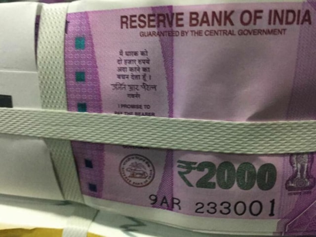 (Screenshot of the viral Rs. 2000 note photo on Twitter.)