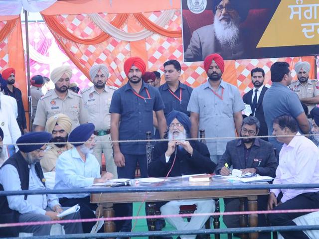 Chief minister Parkash Singh Badal during the sangat darshan program in Fatehgarh Sahib. (HT Photo) Chief minister Parkash Singh Badal during the sangat darshan program in Fatehgarh Sahib. (HT Photo)