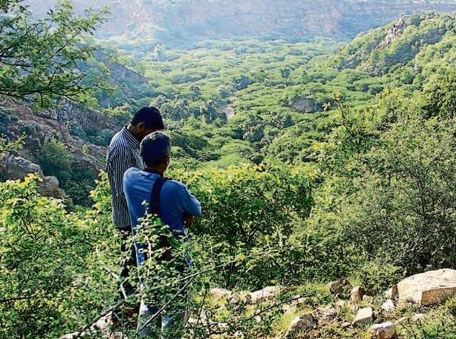 The announcement is likely to clear the air with the regard to the definition of gair mumkin pahar (uncultivable land) and bhood (foothills). The decision has brought new hope among environmentalists as it will help conserve the Aravalli range . (HT File photo) The announcement is likely to clear the air with the regard to the definition of gair mumkin pahar (uncultivable land) and bhood (foothills). The decision has brought new hope among environmentalists as it will help conserve the Aravalli range . (HT File photo)