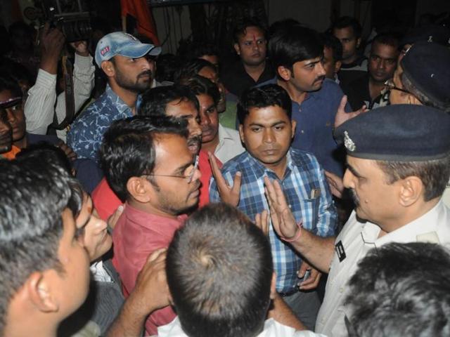 At least 200 right-wing activists demonstrated outside the residence of Anand Mohan Mathur on Monday evening.(Arun Mondhe / HT photo) At least 200 right-wing activists demonstrated outside the residence of Anand Mohan Mathur on Monday evening.(Arun Mondhe / HT photo)