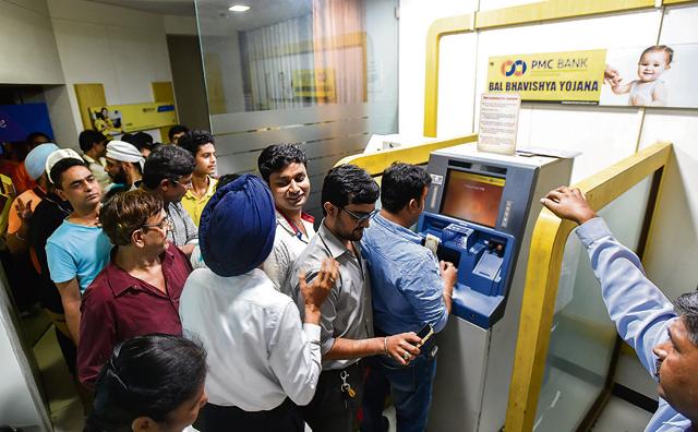 People rush at an ATM in Sion area of Mumbai on Tuesday (Kunal Patil/ HT Photo ) People rush at an ATM in Sion area of Mumbai on Tuesday (Kunal Patil/ HT Photo )