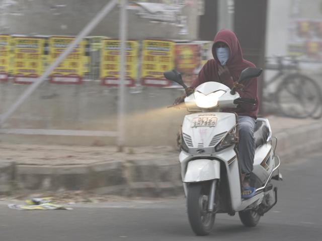 A man seen wearing a mask after heavy smog engulfed Mayur Vihar on Monday. (Sushil Kumar/HT PHOTO) A man seen wearing a mask after heavy smog engulfed Mayur Vihar on Monday. (Sushil Kumar/HT PHOTO)