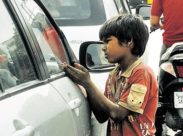 The administration had pledged to make city free of child beggars by October 2, 2015, but the practice continues unabated.(HT File Photo)