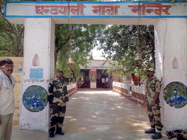 Rajasthan has a 1037-km long border with Pakistan. In 1996 the government had sealed the border with barbed fencing but 32.5 km of the border in Shahgarh Bulge area ran into the problem of shifting sand dunes. (HT photo) Rajasthan has a 1037-km long border with Pakistan. In 1996 the government had sealed the border with barbed fencing but 32.5 km of the border in Shahgarh Bulge area ran into the problem of shifting sand dunes. (HT photo)