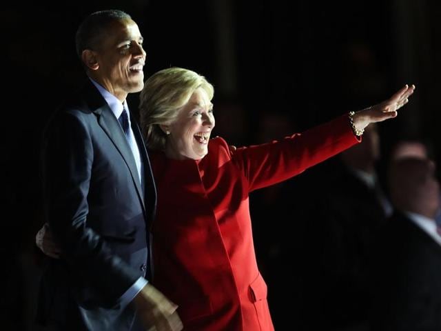 Democratic presidential nominee former Secretary of State Hillary Clinton stands with President Barack Obama during an election eve rally on November 7, 2016 in Pennsylvania. As the historic race for the presidency of the United States comes to a conclusion, both Clinton and her rival Donald Trump are making their last appearances before voting begins tomorrow. (AFP photo)