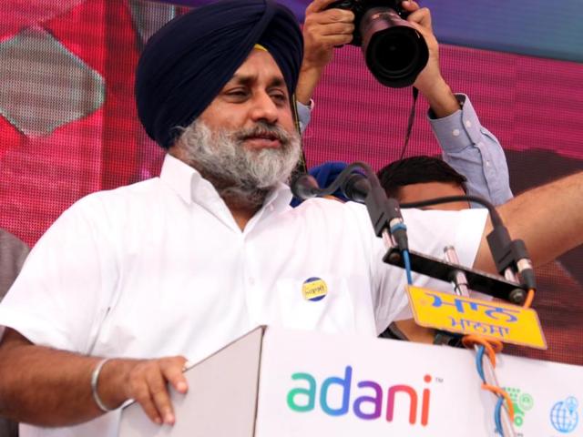 Punjab deputy chief minister Sukhbir Singh Badal addressing gathering during 100 MW solar power plant inauguration function near Chugge Kalan village at Bathinda on Tuesday. (Sanjeev Kumar/Hindustan Times.) Punjab deputy chief minister Sukhbir Singh Badal addressing gathering during 100 MW solar power plant inauguration function near Chugge Kalan village at Bathinda on Tuesday. (Sanjeev Kumar/Hindustan Times.)