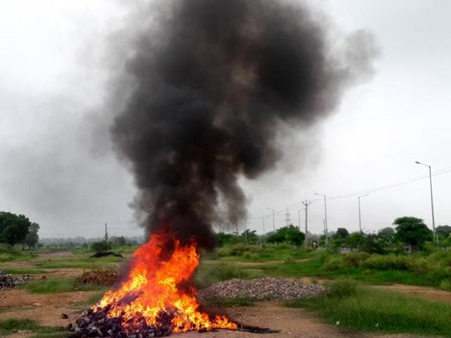 Plastic garbage being set on fire is adding to pollution in Rohtak.(Manoj Dhaka/HT Photo) Plastic garbage being set on fire is adding to pollution in Rohtak.(Manoj Dhaka/HT Photo)