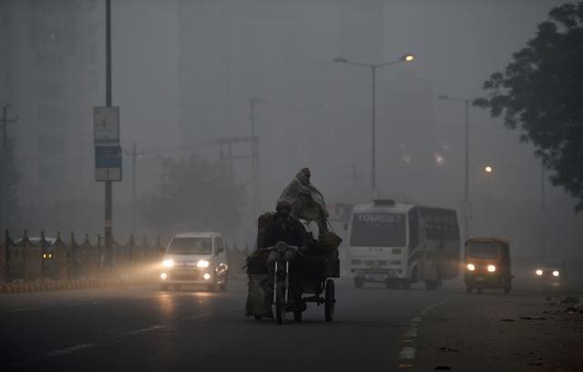 Commuters journey along a main road in New Delhi as smog enveloped the capital. (AFP File Photo) Commuters journey along a main road in New Delhi as smog enveloped the capital. (AFP File Photo)