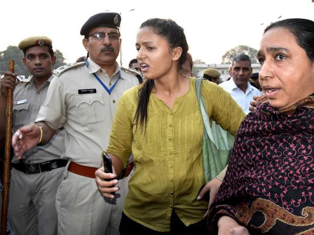 Missing JNU student Najeeb Ahmed’s mother along with students during a protest outside Delhi Police headquarters.(PTI Photo)