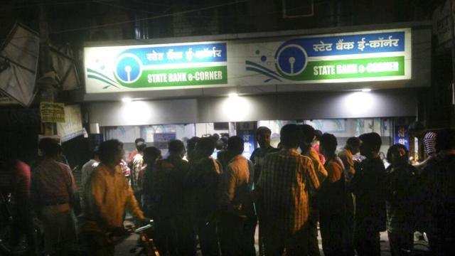 Long queue at ATMs in Kolkata. (Subhendu Ghosh/HT Photo) Long queue at ATMs in Kolkata. (Subhendu Ghosh/HT Photo)