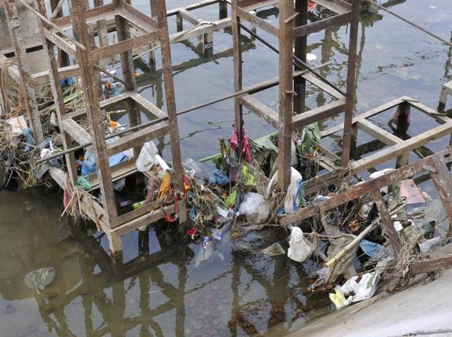 A choked Sidhwan Canal after the Chhath Puja in Ludhiana on Monday.(Gurminder Singh/HT Photo) A choked Sidhwan Canal after the Chhath Puja in Ludhiana on Monday.(Gurminder Singh/HT Photo)