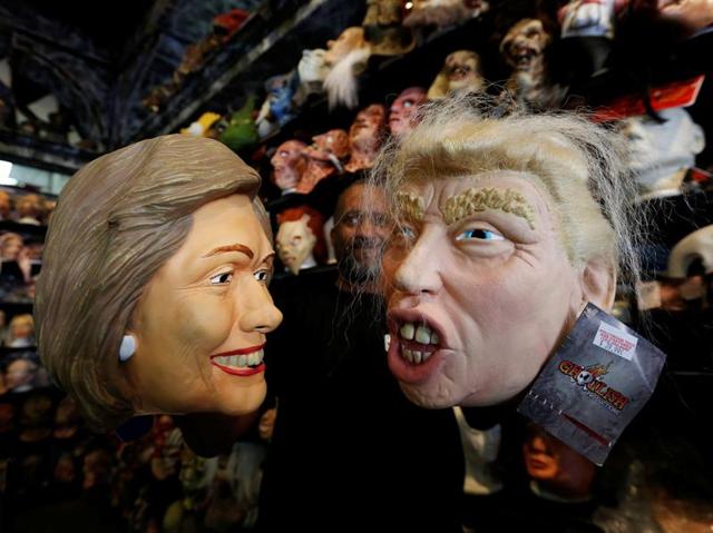 An employee holds up masks depicting Democratic presidential nominee Hillary Clinton and Republican presidential nominee Donald Trump at Hollywood Toys & Costumes in Los Angeles, on October 26, 2016. (REUTERS Photo)