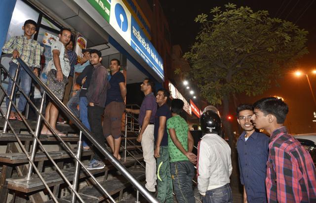People queue outside an ATM at Defence Colony market in New Delhi (Sanjeev Verma/HT Photo) People queue outside an ATM at Defence Colony market in New Delhi (Sanjeev Verma/HT Photo)