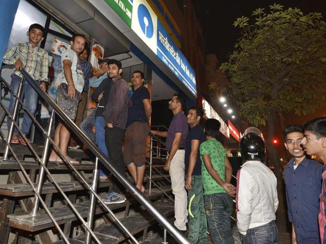 People waiting outside the ATM Machine at Defence Colony market in New Delhi on Tuesday (Sanjeev Verma/HT Photo) People waiting outside the ATM Machine at Defence Colony market in New Delhi on Tuesday (Sanjeev Verma/HT Photo)