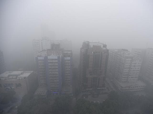 Delhi-NCR covered under a thick blanket of smog this weekend. (Sonu Mehta/HT PHOTO) Delhi-NCR covered under a thick blanket of smog this weekend. (Sonu Mehta/HT PHOTO)