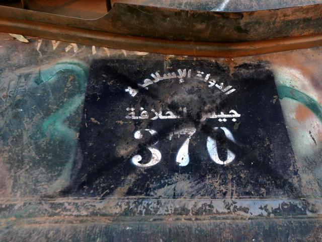 Soldiers of the Iraqi army display on November 7, 2016, items confiscated from Islamic State (IS) group jihadists, in the town of Qaraqosh (also known as Hamdaniya), 30 kms east of Mosul, after Iraqi forces recaptured it from the group. (AFP) Soldiers of the Iraqi army display on November 7, 2016, items confiscated from Islamic State (IS) group jihadists, in the town of Qaraqosh (also known as Hamdaniya), 30 kms east of Mosul, after Iraqi forces recaptured it from the group. (AFP)