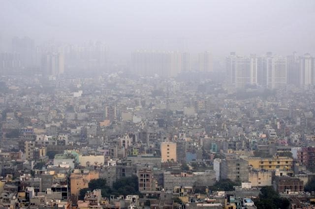 Noida, India – November 08, 2016: Though the pollution level remains severe, it has slightly declined Noida with visibility improving considerably. Weather department say the pollution level is not likely to come down soon, in Noida, India, on Tuesday, November 08, 2016. (Photo by Sunil Ghosh / Hindustan Times)