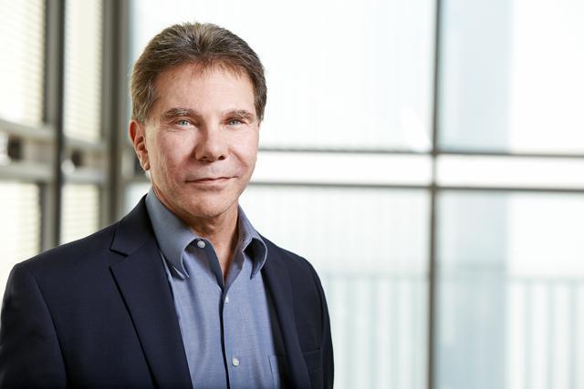 His first solo work in 30 years, Cialdini draws on intense personal experiences and power-packed case studies to teach his readers how to become a master pre-suader. His first solo work in 30 years, Cialdini draws on intense personal experiences and power-packed case studies to teach his readers how to become a master pre-suader.