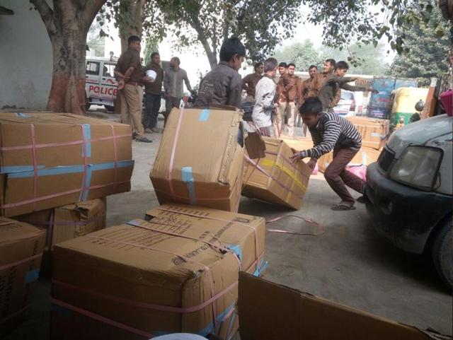 Residents rushed to Maharajpur in Ghaziabad to pick one of the 100 cartons laying sealed in the area following rumours that politicians had dumped 500 and 100 rupee banknotes. (HT Photo) Residents rushed to Maharajpur in Ghaziabad to pick one of the 100 cartons laying sealed in the area following rumours that politicians had dumped 500 and 100 rupee banknotes. (HT Photo)