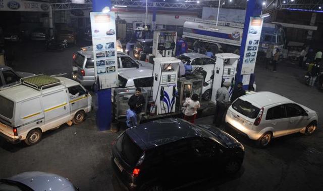 Car commuters in queue at a petrol pump to use up, or break up, notes of Rs 500 and 1,000 , in Patiala on Tuesday. (Bharat Bhushan/HT Photo) Car commuters in queue at a petrol pump to use up, or break up, notes of Rs 500 and 1,000 , in Patiala on Tuesday. (Bharat Bhushan/HT Photo)