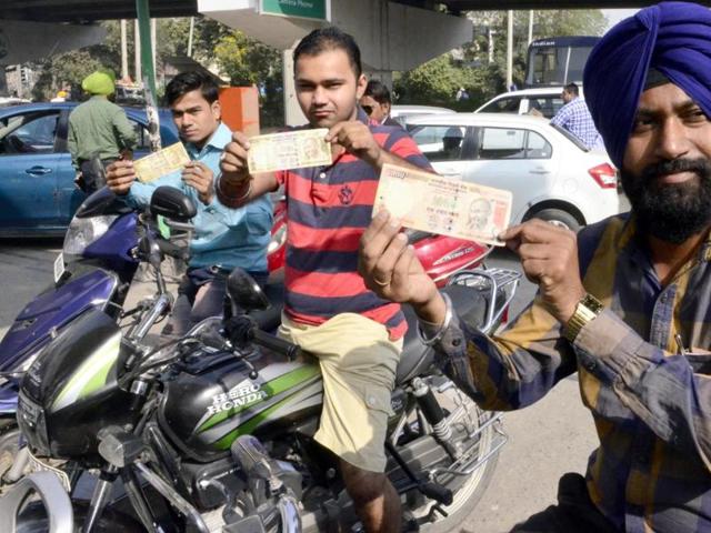 Petrol, diesel and gas stations authorised by public sector oil companies will accept the Rs 500 and Rs 1,000 notes till November 11. (Sameer Sehgal/HT Photo) Petrol, diesel and gas stations authorised by public sector oil companies will accept the Rs 500 and Rs 1,000 notes till November 11. (Sameer Sehgal/HT Photo)