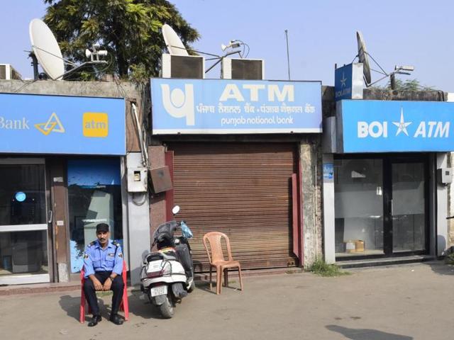 A guard sitting out in Amritsar as the ATMs are shut down on Wednesday. (Sameer Sehgal/HT Photo) A guard sitting out in Amritsar as the ATMs are shut down on Wednesday. (Sameer Sehgal/HT Photo)