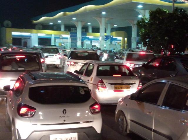 Gurgaon residents rushed to fuel stations to get their Rs. 500 and Rs. 1,000 notes exhausted before midnight on Tuesday. (HT Photo) Gurgaon residents rushed to fuel stations to get their Rs. 500 and Rs. 1,000 notes exhausted before midnight on Tuesday. (HT Photo)
