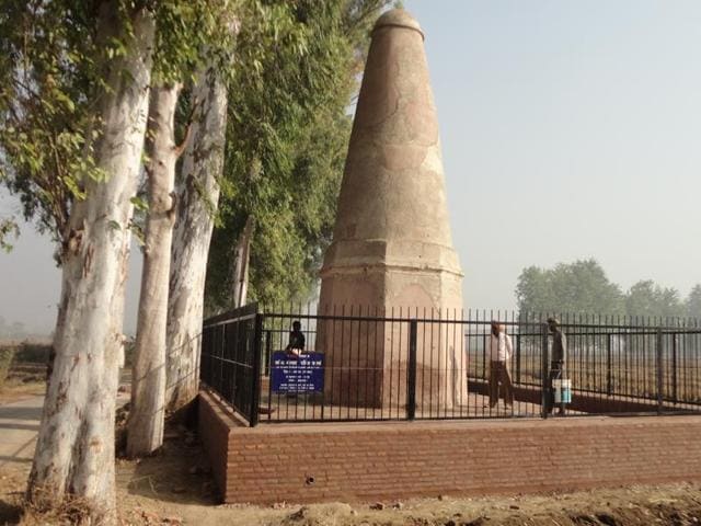 A ‘Kos Minar’ at Cheema Kalan village in Jalandhar.(HT Photo)