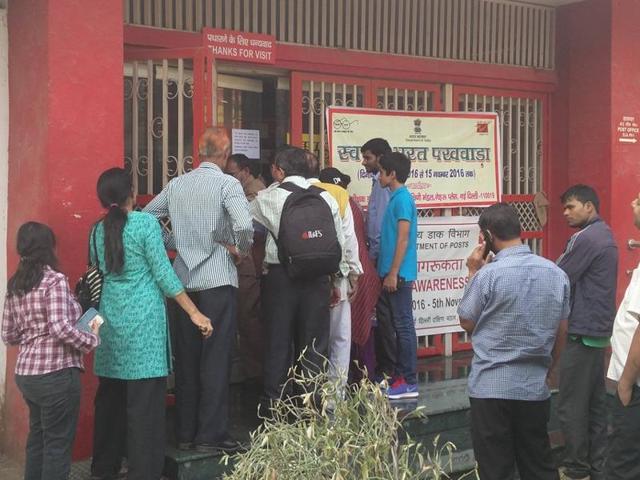 People flock to a post office on Wednesday.(Ritam Halder/HT Photo)