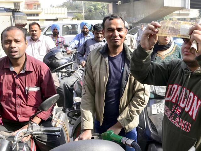 Residents queue up to fill fuel in fuel station in Amritsar (Sameer Sehgal/HT Photo) Residents queue up to fill fuel in fuel station in Amritsar (Sameer Sehgal/HT Photo)