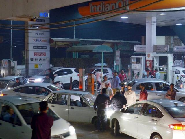 People throng a petrol pump in Amritsar to exchange their Rs 500 and Rs 1,000 notes. (Sameer Sehgal/HT Photo) People throng a petrol pump in Amritsar to exchange their Rs 500 and Rs 1,000 notes. (Sameer Sehgal/HT Photo)