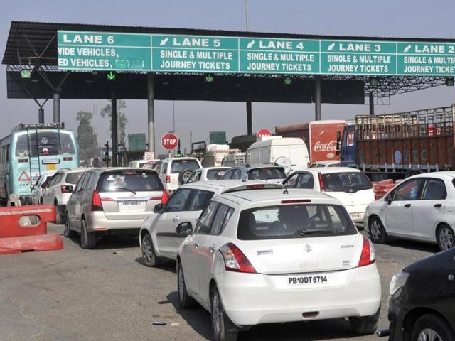 Traffic jam at toll plaza in Ludhiana on Wednesday. (Gurminder Singh/HT Photo) Traffic jam at toll plaza in Ludhiana on Wednesday. (Gurminder Singh/HT Photo)