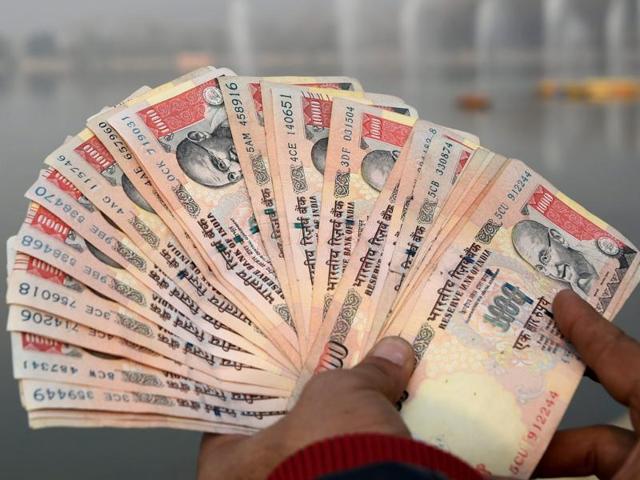 A man displaying a stack of Rupees one thousand notes after the central goverment order of demonetisation of 500 and 1,000 rupee currency notes.(PTI Photo)