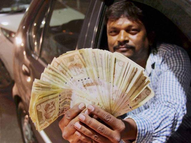 Allahabad: A man shows 500 rupees note as the government ordered to ban 500 and 1,000 rupees notes(PTI)