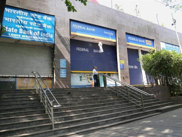 A railways staff counts currency notes of Rs 500 at a ticket counter, one of the few places still accepting the scrapped higher denomination notes, in Allahabad on November 9, 2016.(AP)