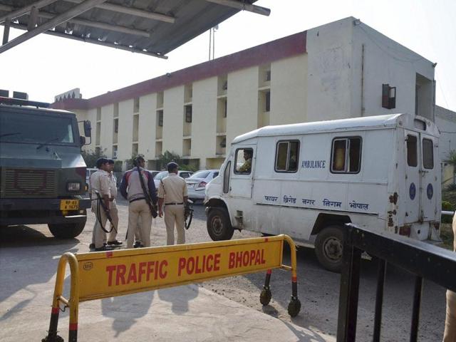 Police personnel outside the Bhopal Central Jail after 8 SIMI members escaped, in Bhopal.(PTI File Photo) Police personnel outside the Bhopal Central Jail after 8 SIMI members escaped, in Bhopal.(PTI File Photo)