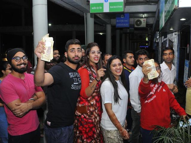 People queue up outside an ATM to deposit cash in Sector 27 in Chandigarh on Tuesday. (Keshav Singh/HT Photo) People queue up outside an ATM to deposit cash in Sector 27 in Chandigarh on Tuesday. (Keshav Singh/HT Photo)