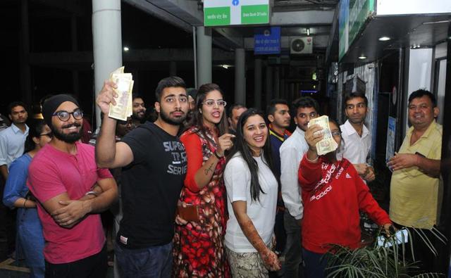 People in queue at an ATM-cash deposit kiosk with notes of Rs 500 and 1,000 in Sector 27, Chandigarh, on Tuesday. (Keshav Singh/HT Photo) People in queue at an ATM-cash deposit kiosk with notes of Rs 500 and 1,000 in Sector 27, Chandigarh, on Tuesday. (Keshav Singh/HT Photo)