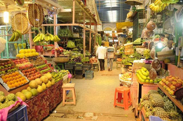 On any normal day, people jostle to buy fruits at New Market . The picture was completely different on Wednesday. (Samir Jana/HT Photo ) On any normal day, people jostle to buy fruits at New Market . The picture was completely different on Wednesday. (Samir Jana/HT Photo )