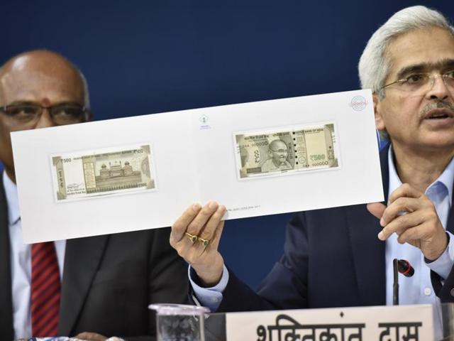 RBI governor Urjit Patel (right) briefing media at the PIB Press Conference Hall, Shastri Bhawan. (Vipin Kumar/HT Photo)