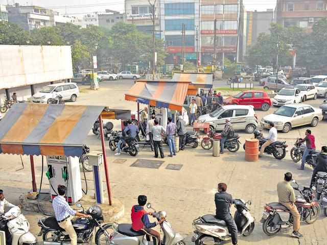 Petrol pumps are also accepting the high value notes. However, they are forcing consumers to buy fuel worth ₹500 or ₹1,000. (Sakib Ali/HT) Petrol pumps are also accepting the high value notes. However, they are forcing consumers to buy fuel worth ₹500 or ₹1,000. (Sakib Ali/HT)