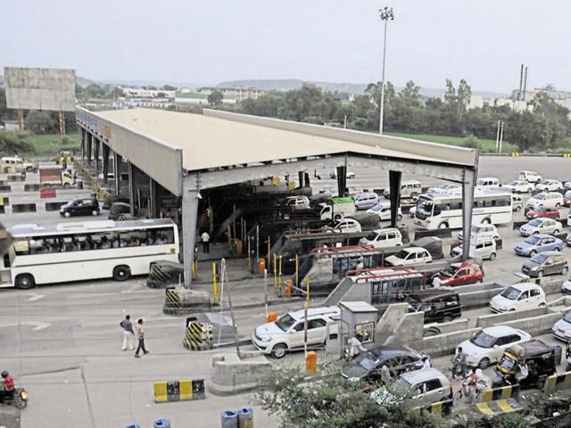 Traffic came to a halt on Wednesday at two toll plazas on the Delhi-Gurgaon border as commuters argued with attendants over Rs 500 and Rs 1,000 notes. (Parveen Kumar/HT File Photo) Traffic came to a halt on Wednesday at two toll plazas on the Delhi-Gurgaon border as commuters argued with attendants over Rs 500 and Rs 1,000 notes. (Parveen Kumar/HT File Photo)