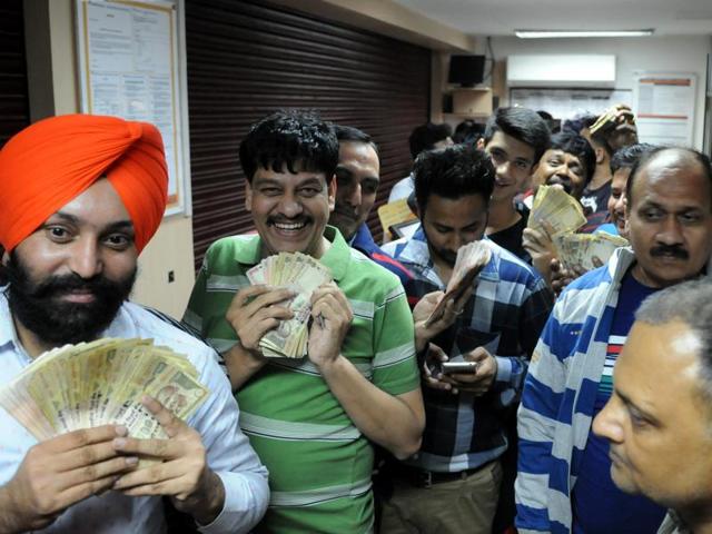 People in queue at an ATM-cash deposit kiosk with notes of Rs 500 and 1,000 in Phase 7, SAS Nagar (Mohali), on Tuesday. (Anil dayal/HT Photo) People in queue at an ATM-cash deposit kiosk with notes of Rs 500 and 1,000 in Phase 7, SAS Nagar (Mohali), on Tuesday. (Anil dayal/HT Photo)