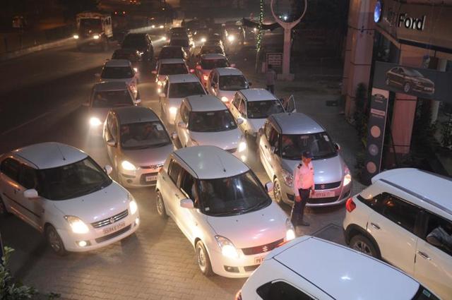 Car commuters in queue at a petrol pump to use up, or break up, notes of Rs 500 and 1,000 , in Patiala on Tuesday. (Bharat Bhushan/HT Photo) Car commuters in queue at a petrol pump to use up, or break up, notes of Rs 500 and 1,000 , in Patiala on Tuesday. (Bharat Bhushan/HT Photo)