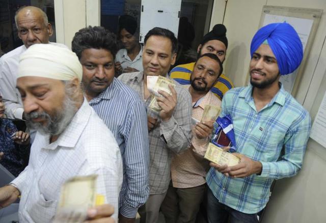 People in queue at an ATM to withdraw Rs 100 notes, or to deposit notes of Rs 500 and 1,000 through the machines, in Patiala on Tuesday. (Bharat Bhushan/HT Photo) People in queue at an ATM to withdraw Rs 100 notes, or to deposit notes of Rs 500 and 1,000 through the machines, in Patiala on Tuesday. (Bharat Bhushan/HT Photo)