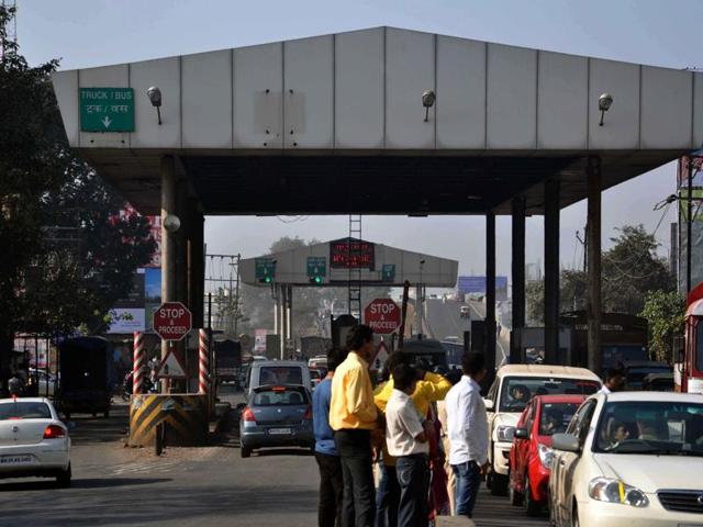 At some toll booths, attendants could not tender change owing to shortage of currency notes of lower denominations. (HT PHOTO USED FOR REPRESENTATION) At some toll booths, attendants could not tender change owing to shortage of currency notes of lower denominations. (HT PHOTO USED FOR REPRESENTATION)