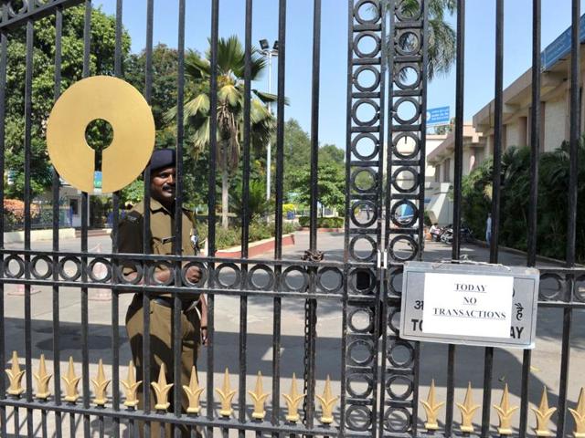 An Indian security guard stands at the entrance to The State Bank of India in Hyderabad on November 9.(AFP) An Indian security guard stands at the entrance to The State Bank of India in Hyderabad on November 9.(AFP)