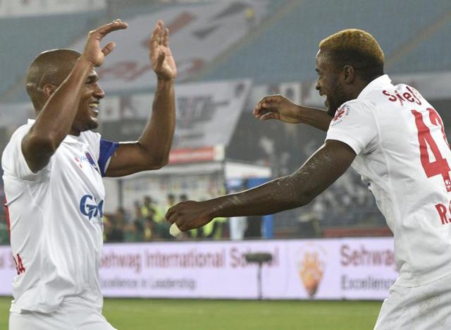 Richard Gadze opened the scoring for Delhi Dynamos in the 15th minute. (Mohd Zakir/HT PHOTO) Richard Gadze opened the scoring for Delhi Dynamos in the 15th minute. (Mohd Zakir/HT PHOTO)