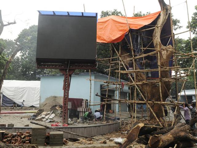 Sculptor Deep Saha’s tree sculpture at Nandan draws inspiration from musical instruments and films.(Samir Jana/HT Photo)