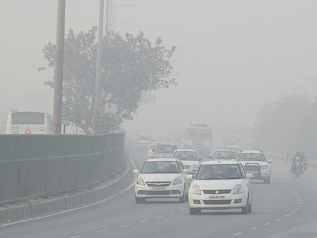 The drop in PM2.5 level and rise in minimum temperature has helped in dispersing pollutants and improving visibility. (Parveen Kumar/HT Photo) The drop in PM2.5 level and rise in minimum temperature has helped in dispersing pollutants and improving visibility. (Parveen Kumar/HT Photo)